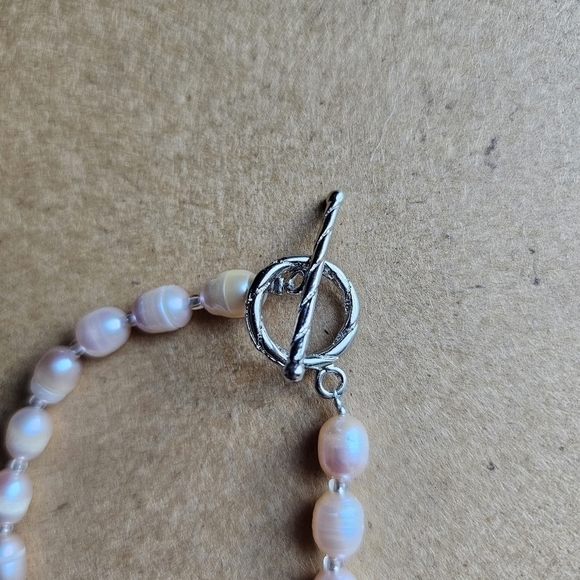 Pink-toned freshwater pearl necklace with brown stones toggle clasp - Picture 4 of 5